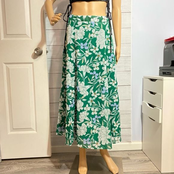 Ann Taylor Factory Dresses & Skirts - ANN TAYLOR flower maxi skirt. Size 0